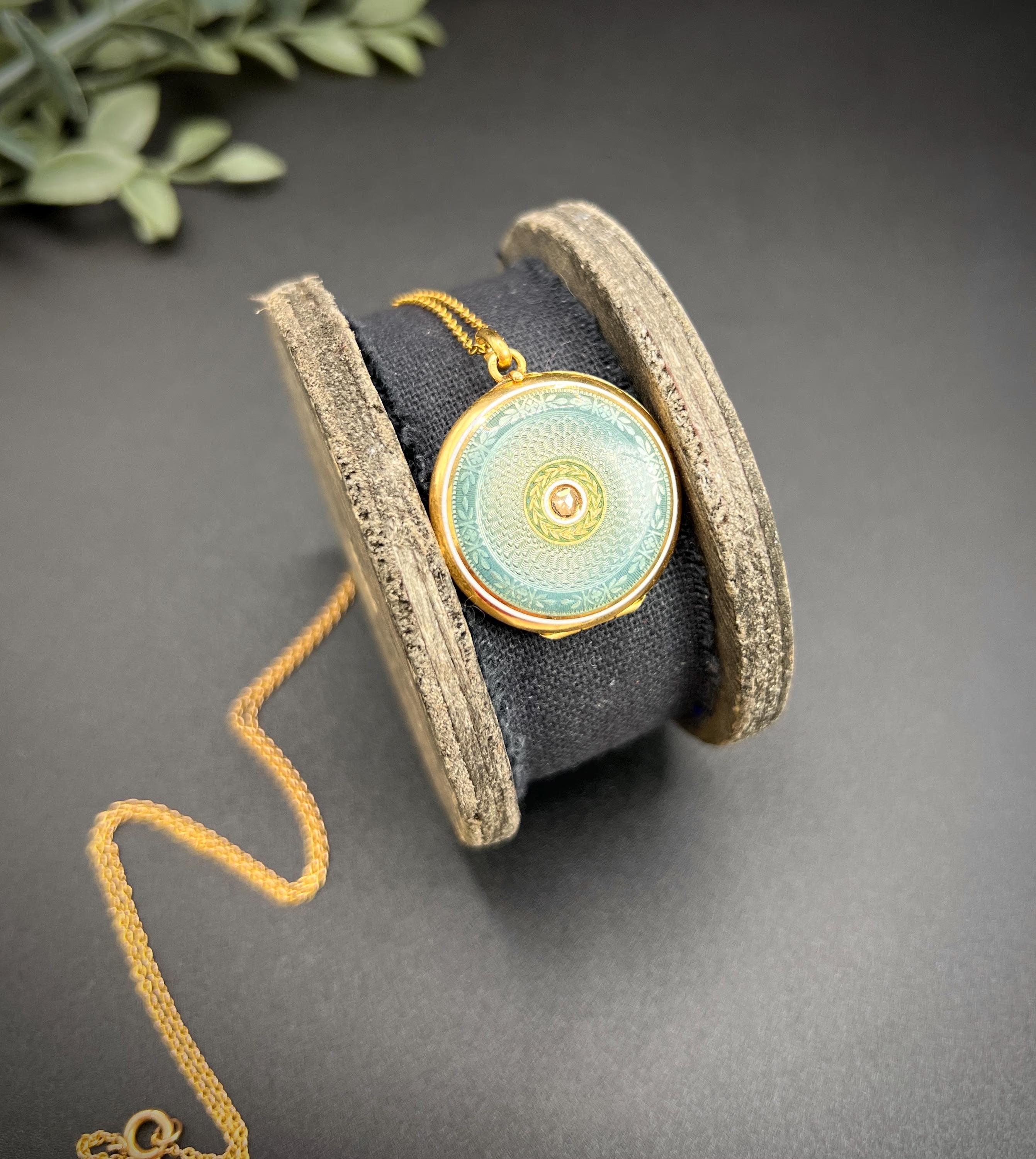 Médaillon ancien en or 18ct, émail guilloché édouardien et diamant rond taillé en rose en vente 6