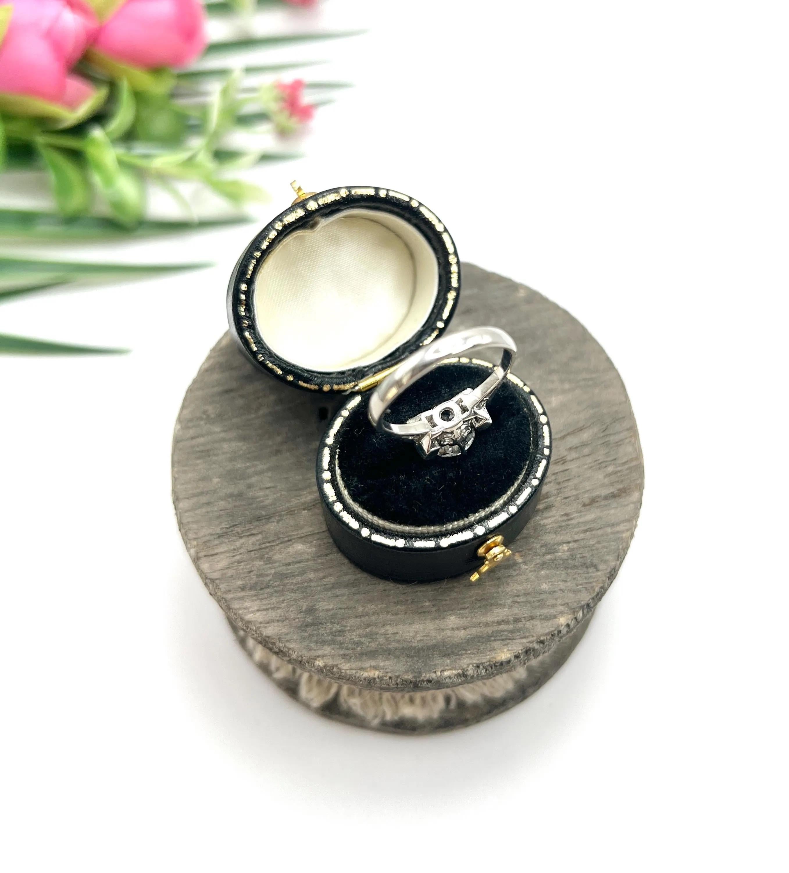 Antiker 18-Karat-Weißgold, 1920er Jahre 1,20 Karat Diamant Single Stone Verlobungsring im Angebot 6