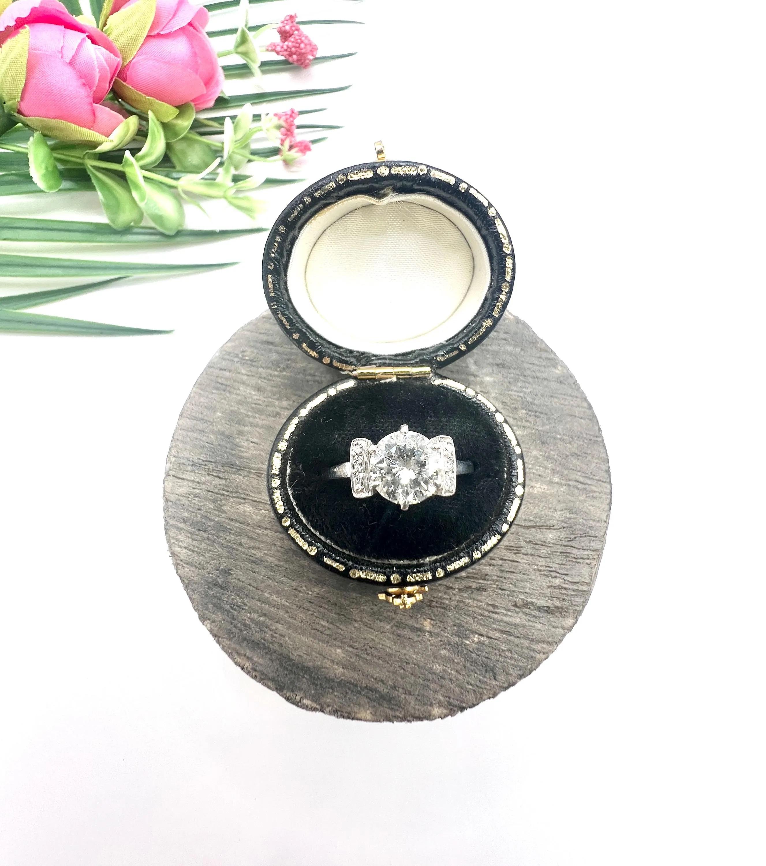 Antiker 18-Karat-Weißgold, 1920er Jahre 1,20 Karat Diamant Single Stone Verlobungsring für Damen oder Herren im Angebot