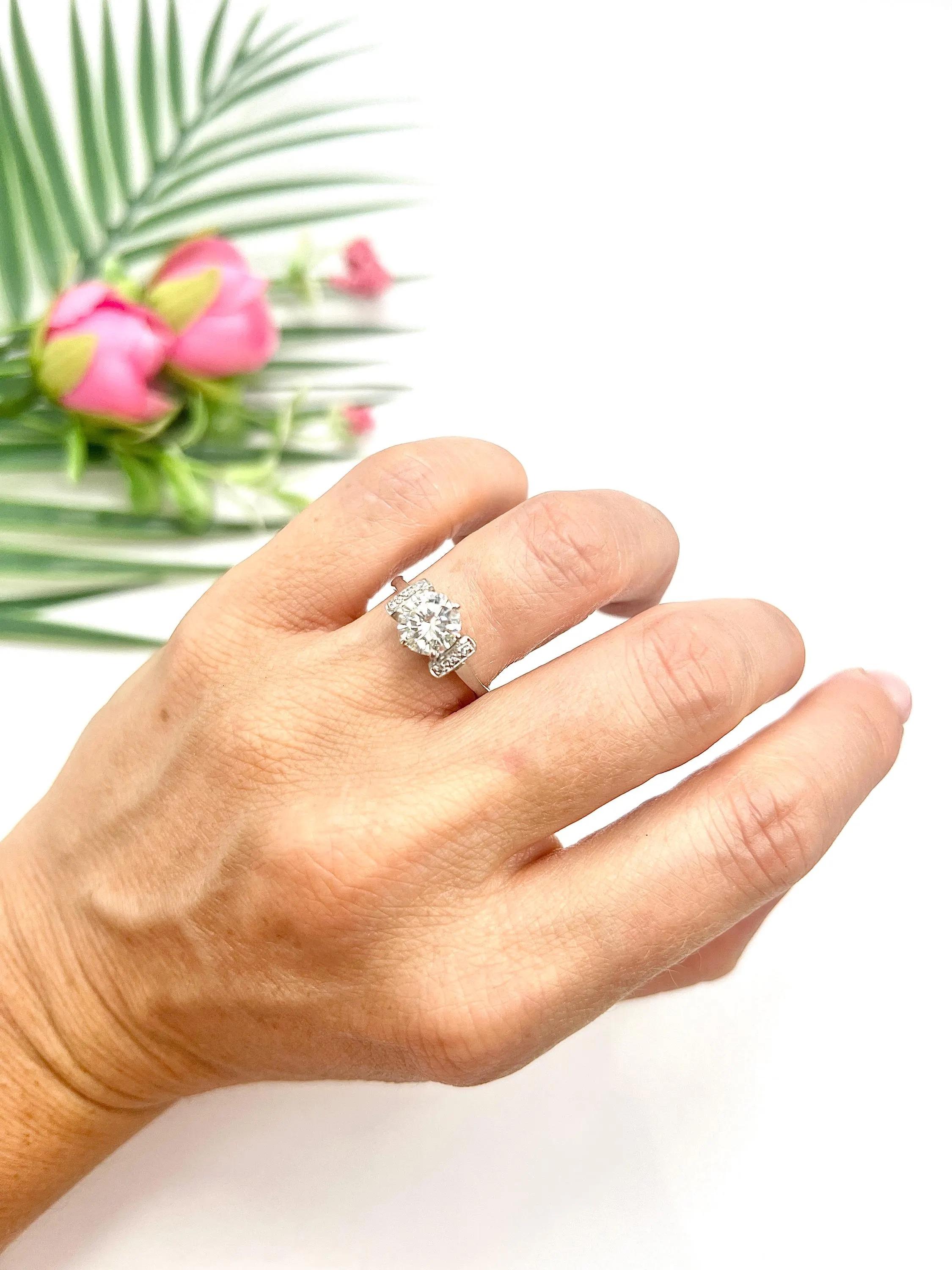 Antiker Diamant-Verlobungsring

18ct Weißgold

CIRCA 1920er Jahre 

Wir präsentieren einen atemberaubenden Verlobungsring aus 18 Karat Weißgold aus den 1920er Jahren mit einem bezaubernden natürlichen Diamanten als Mittelstein. Dieser exquisite Ring