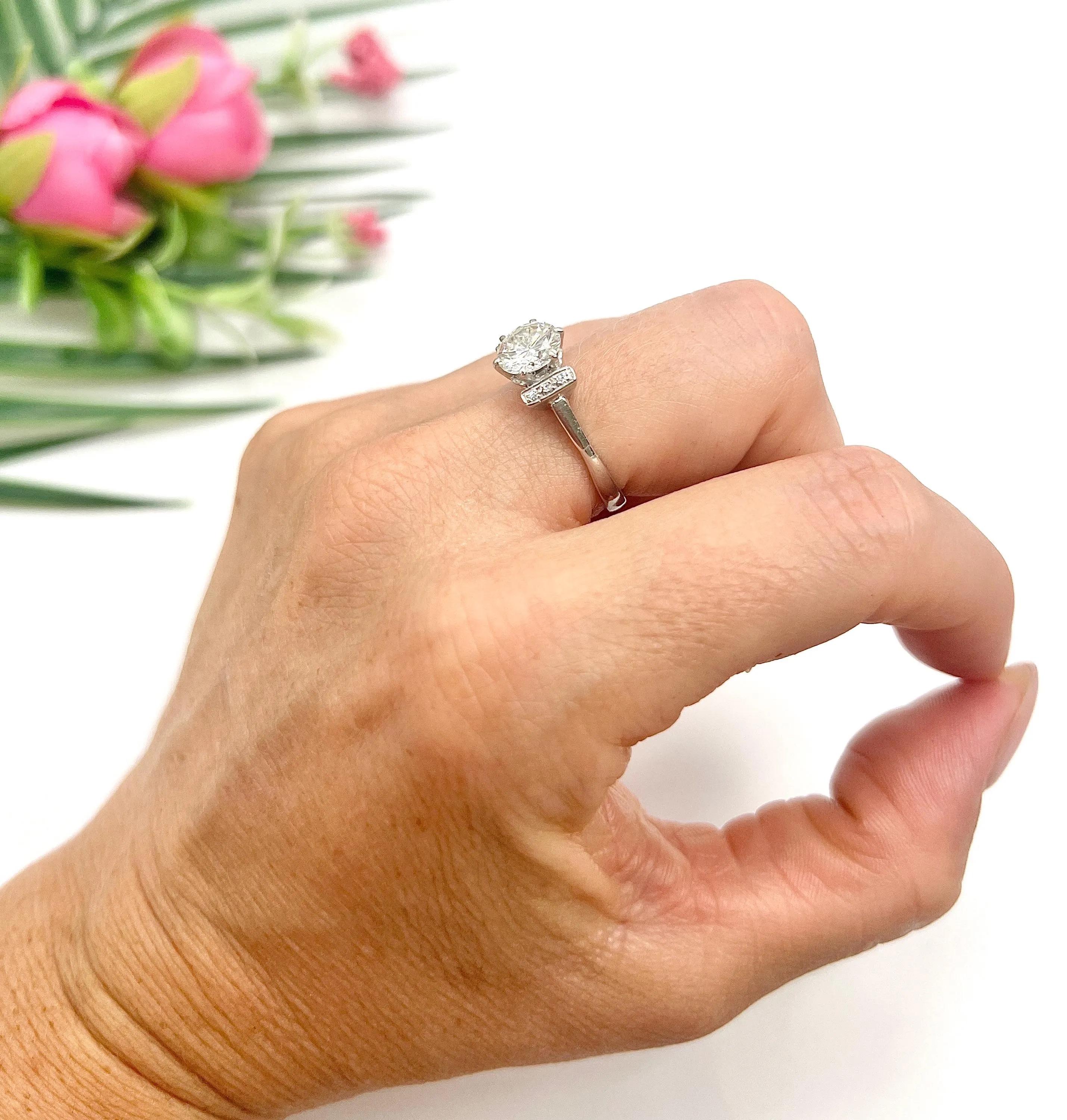 Antiker 18-Karat-Weißgold, 1920er Jahre 1,20 Karat Diamant Single Stone Verlobungsring (Brillantschliff) im Angebot