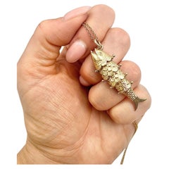 Colgante de oro de 9 ct, gran pez de la suerte articulado, Hallmarked Birmingham 1977