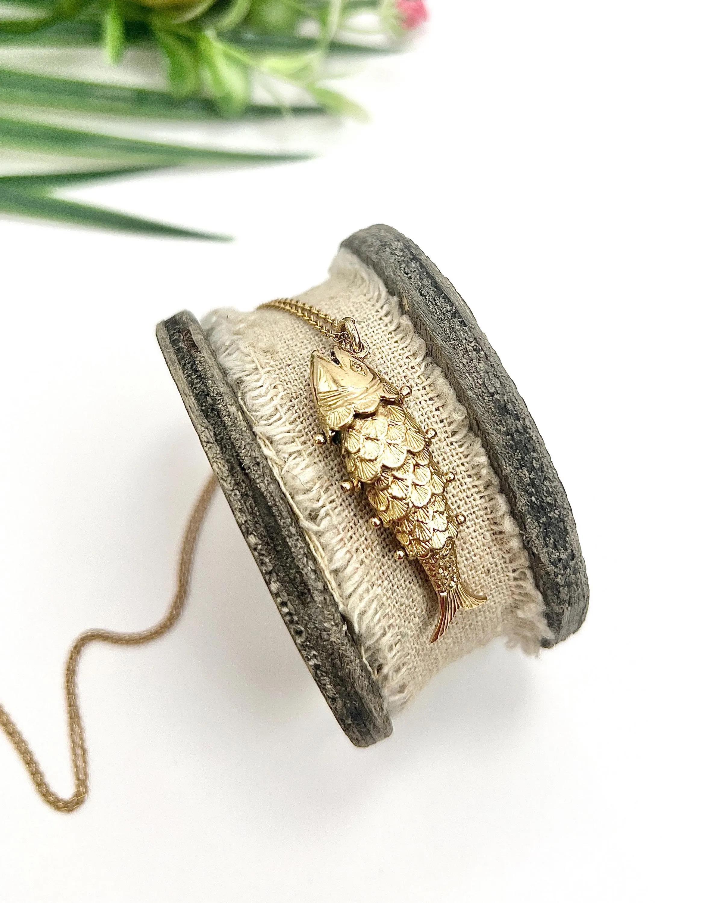 da uomo o donna Ciondolo a forma di pesce fortunato articolato di grandi dimensioni in oro 9ct, con marchio Birmingham 1977 in vendita