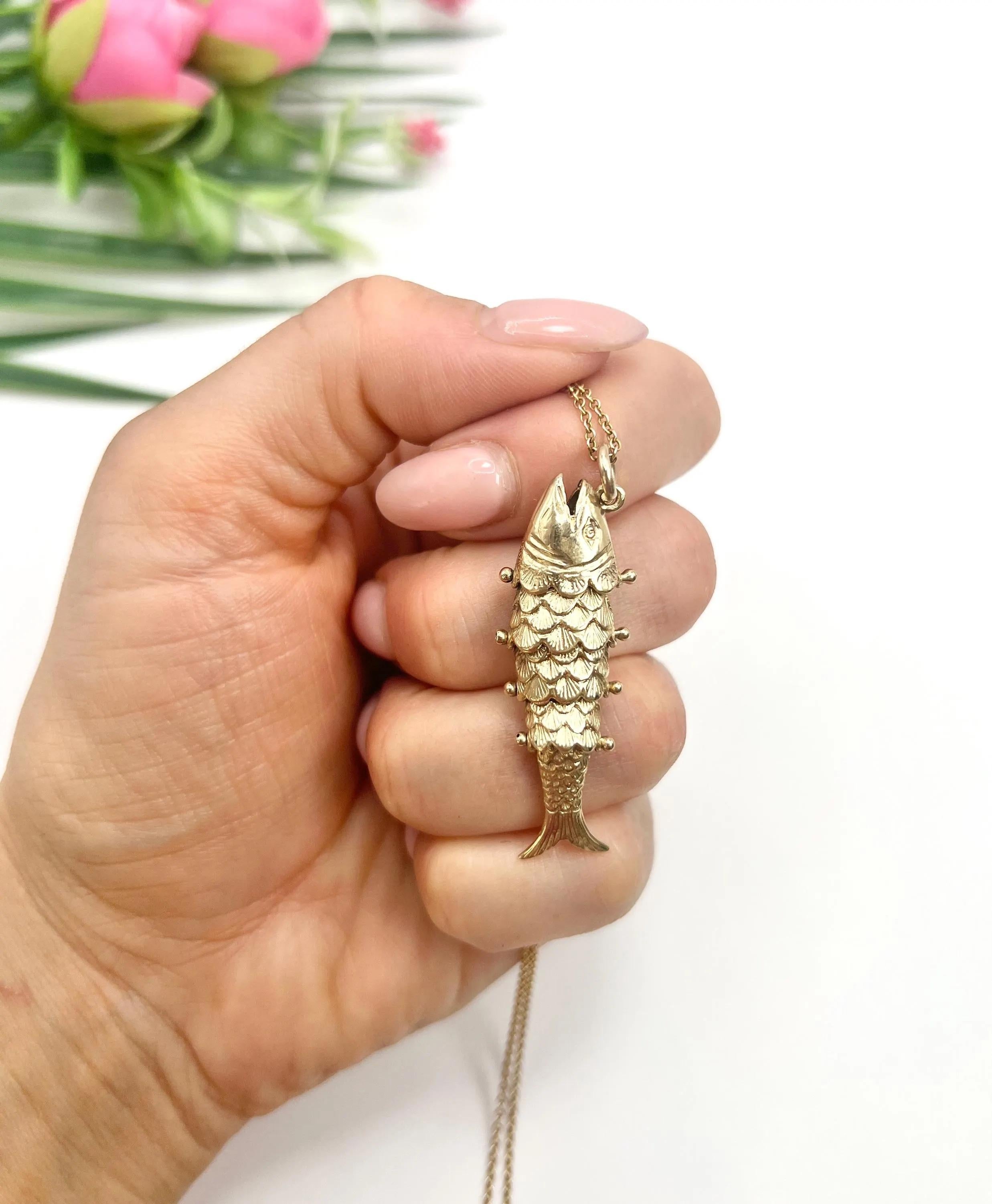 Ciondolo a forma di pesce fortunato articolato di grandi dimensioni in oro 9ct, con marchio Birmingham 1977 in vendita 1