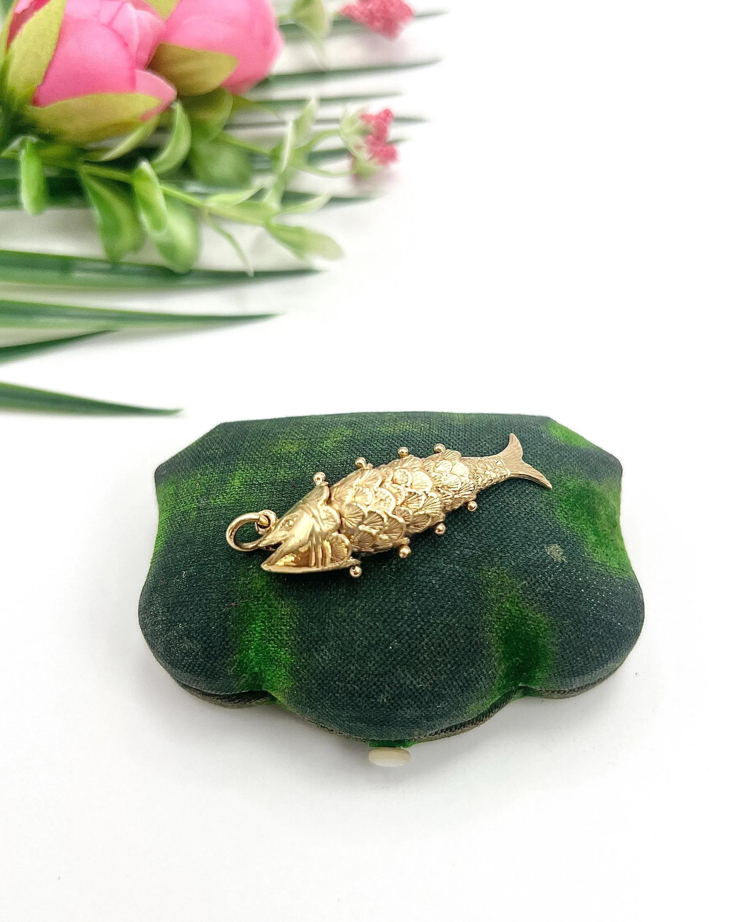 Ciondolo a forma di pesce fortunato articolato di grandi dimensioni in oro 9ct, con marchio Birmingham 1977 in vendita 2