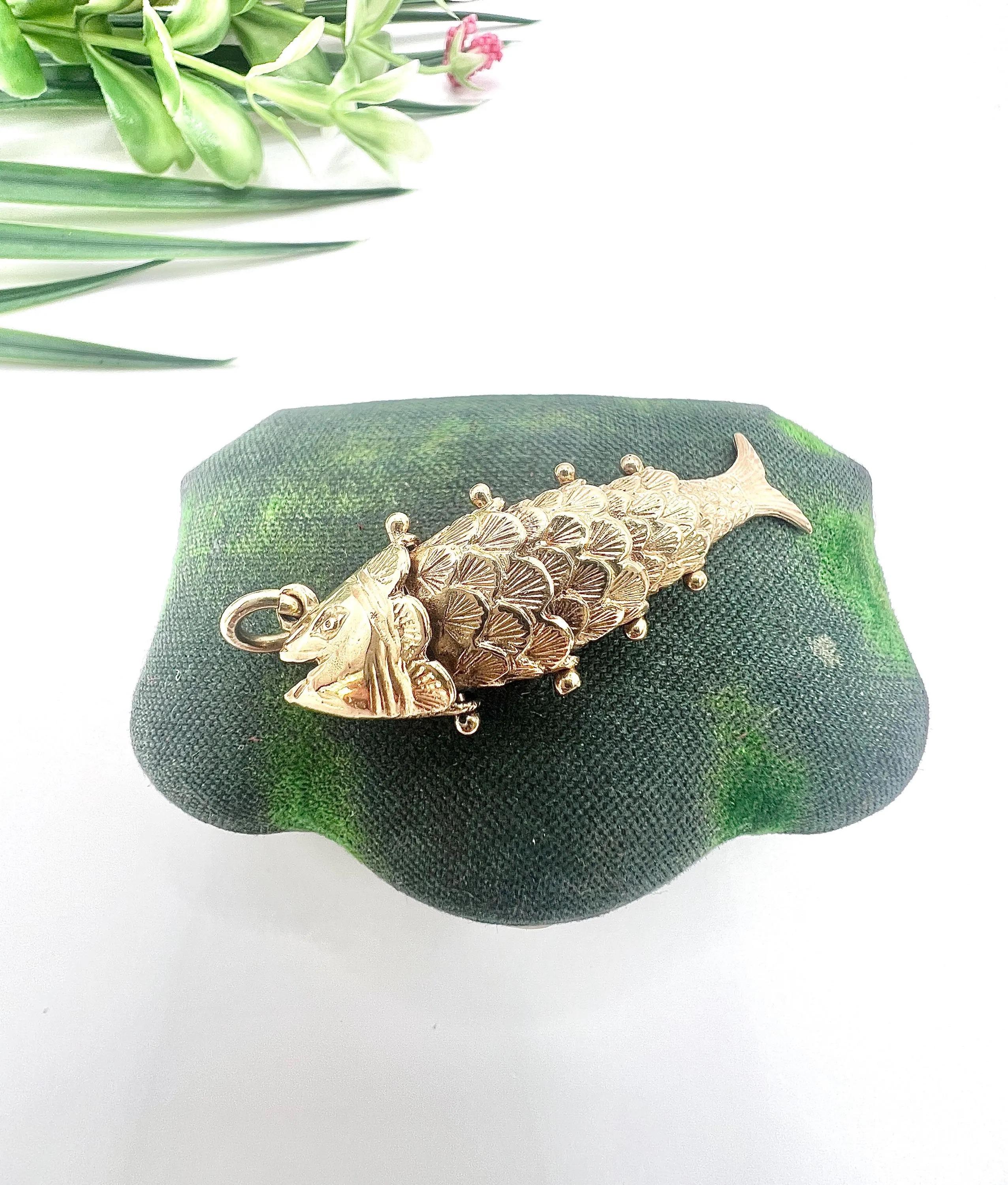 Ciondolo a forma di pesce fortunato articolato di grandi dimensioni in oro 9ct, con marchio Birmingham 1977 in vendita 3