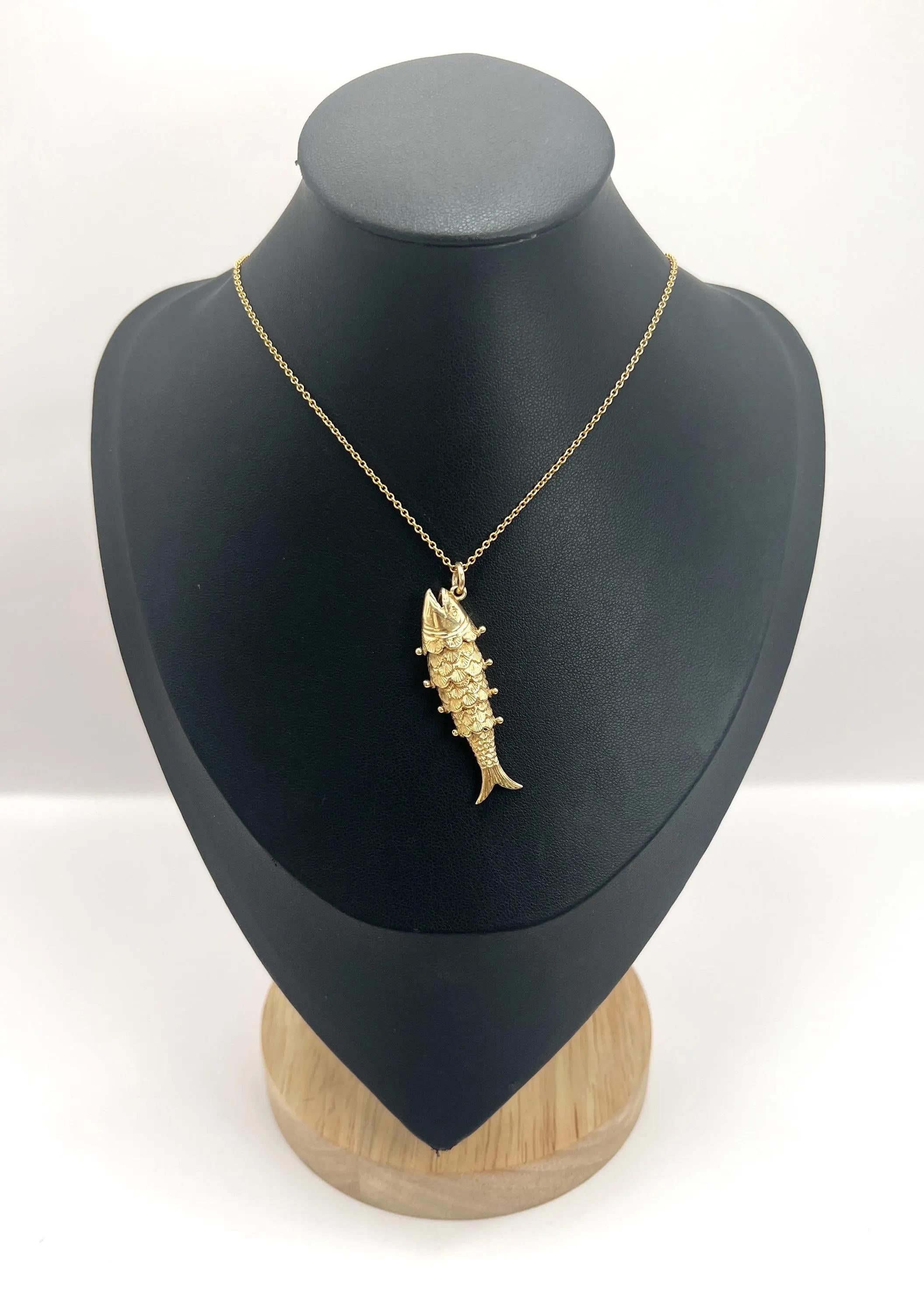 Ciondolo a forma di pesce fortunato articolato di grandi dimensioni in oro 9ct, con marchio Birmingham 1977 In condizioni buone in vendita a Brighton, GB