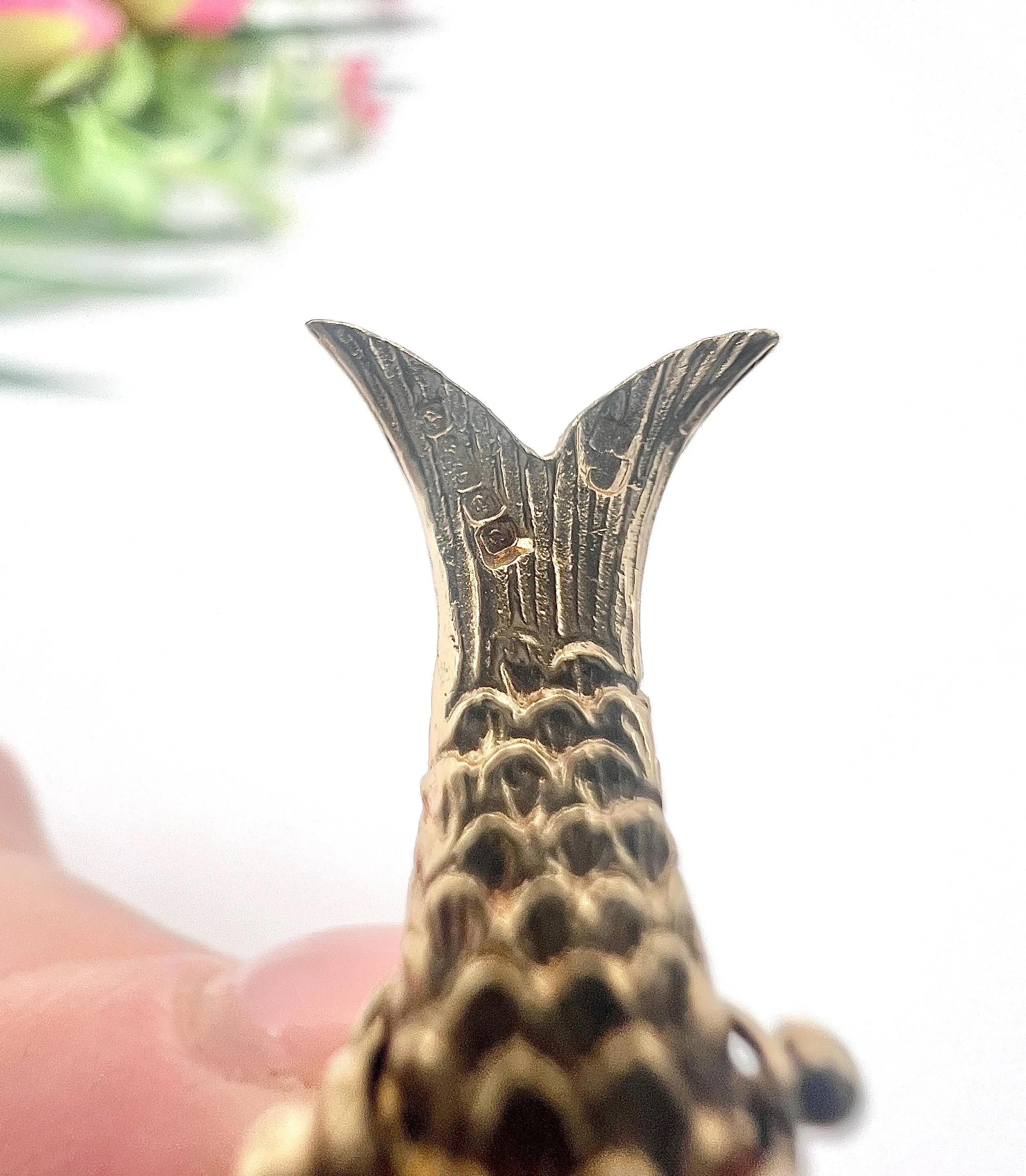 Ciondolo a forma di pesce fortunato articolato di grandi dimensioni in oro 9ct, con marchio Birmingham 1977 in vendita 4