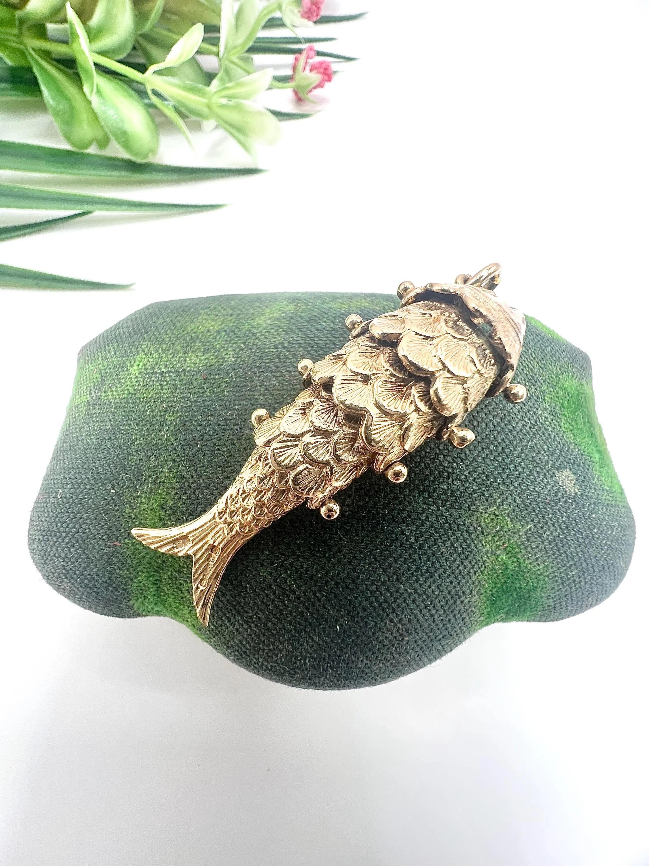 Ciondolo a forma di pesce fortunato articolato di grandi dimensioni in oro 9ct, con marchio Birmingham 1977 in vendita 5