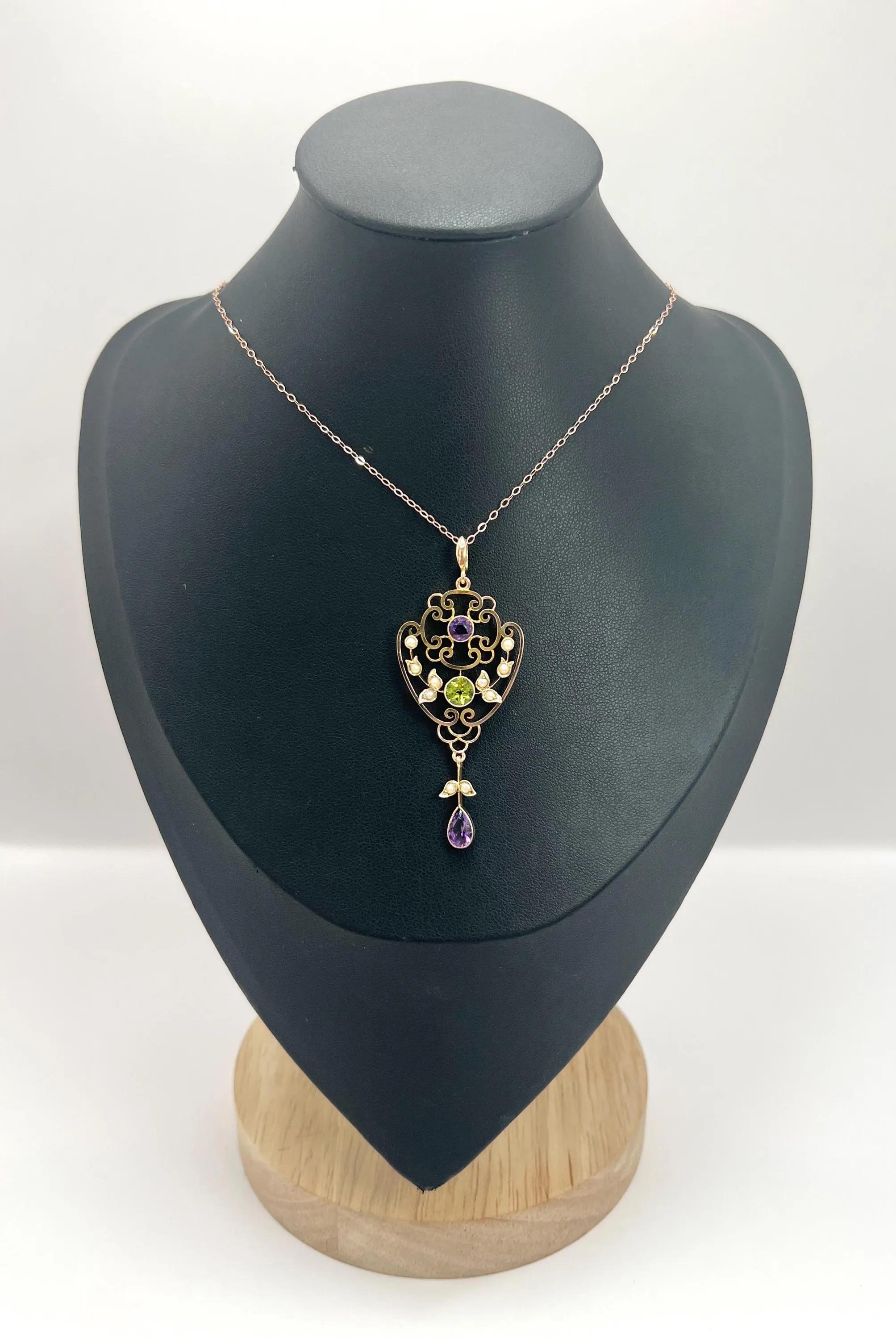 Antiker Suffragetten-Anhänger Halskette

9ct Gelbgold

CIRCA 1910

Diese exquisite Halskette mit Anhängern aus 9-karätigem Gold erinnert an die Edwardianische Ära und ist eine beeindruckende Darstellung von Suffragetten-Schmuck. Der aufwändig