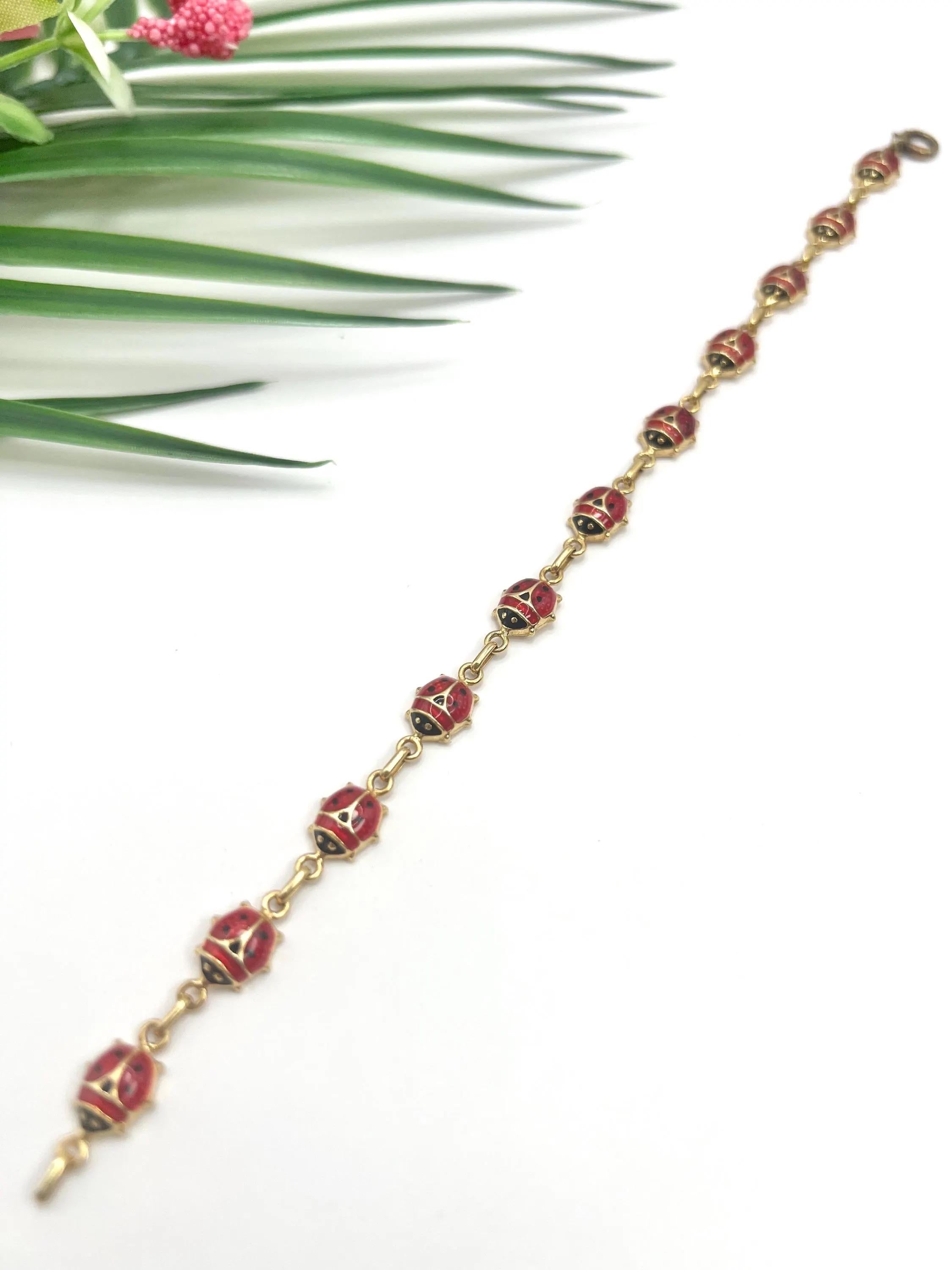 Bracelet coccinelle vintage

Or 14ct Italie estampillé

Circa 2000

Makers Mark B 

Rehaussez votre garde-robe estivale avec ce charmant bracelet vintage composé de 11 coccinelles exquises, chacune fabriquée en or jaune 14ct et ornée de leurs