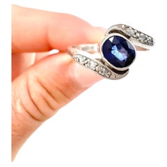 Anello incrociato con zaffiro e diamante vintage in oro bianco 18 ct e platino, anni '40