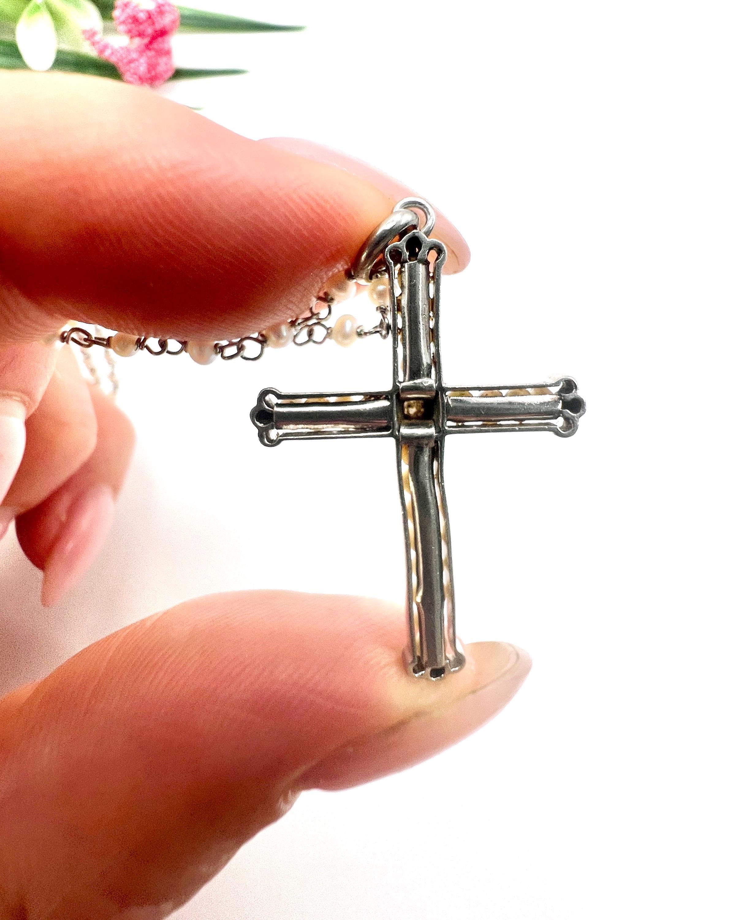 Taglio rotondo Collana con ciondolo a croce in platino, di epoca edoardiana, con perle e diamanti in vendita