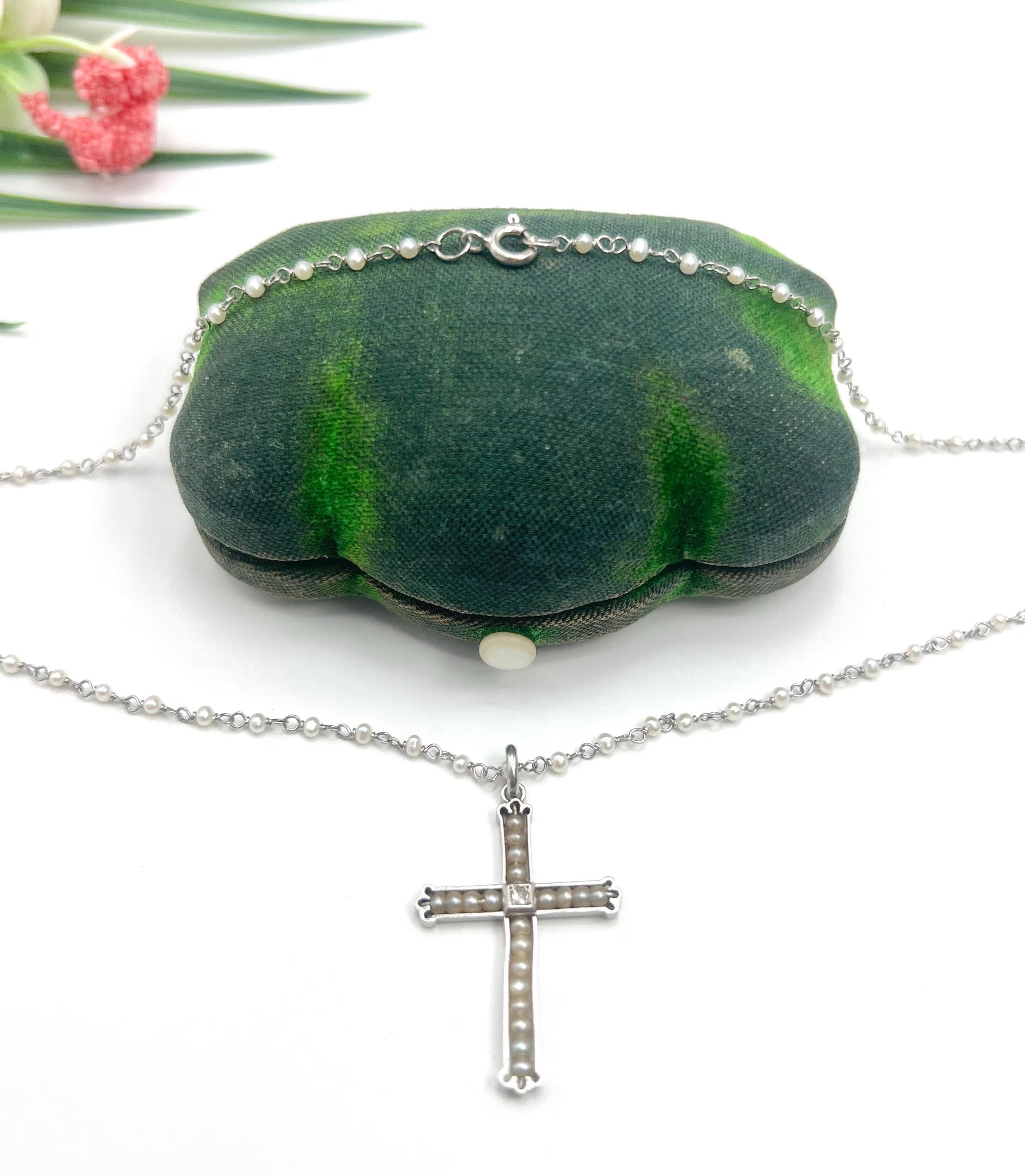 Collana con ciondolo a croce in platino, di epoca edoardiana, con perle e diamanti In condizioni buone in vendita a Brighton, GB