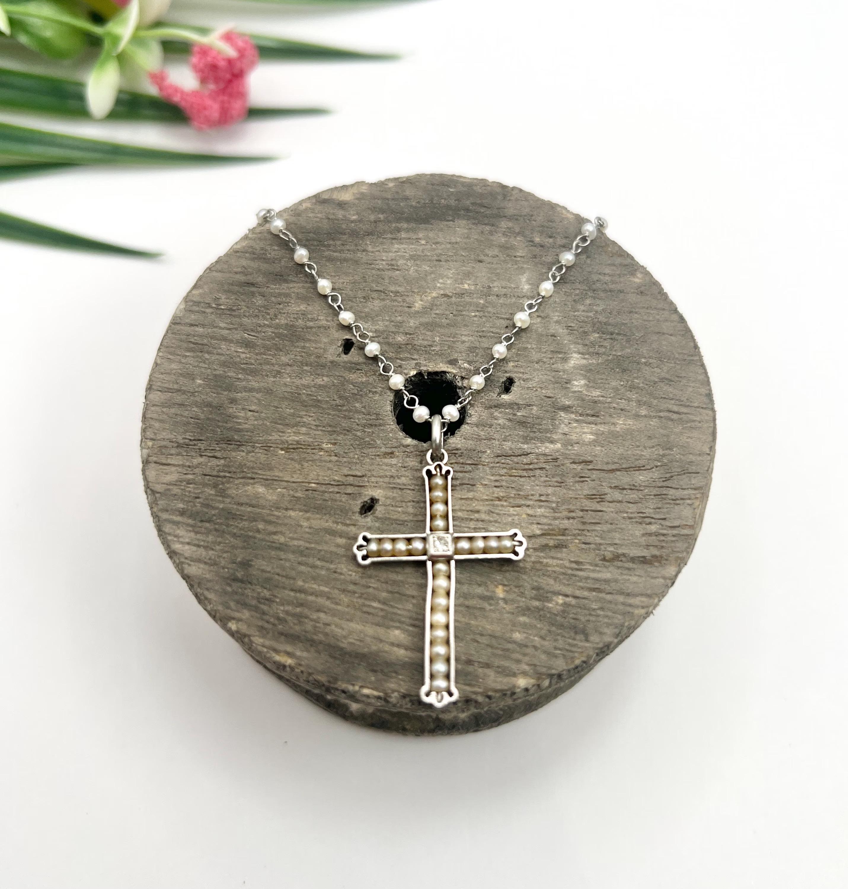 Collana con ciondolo a croce in platino, di epoca edoardiana, con perle e diamanti in vendita 1