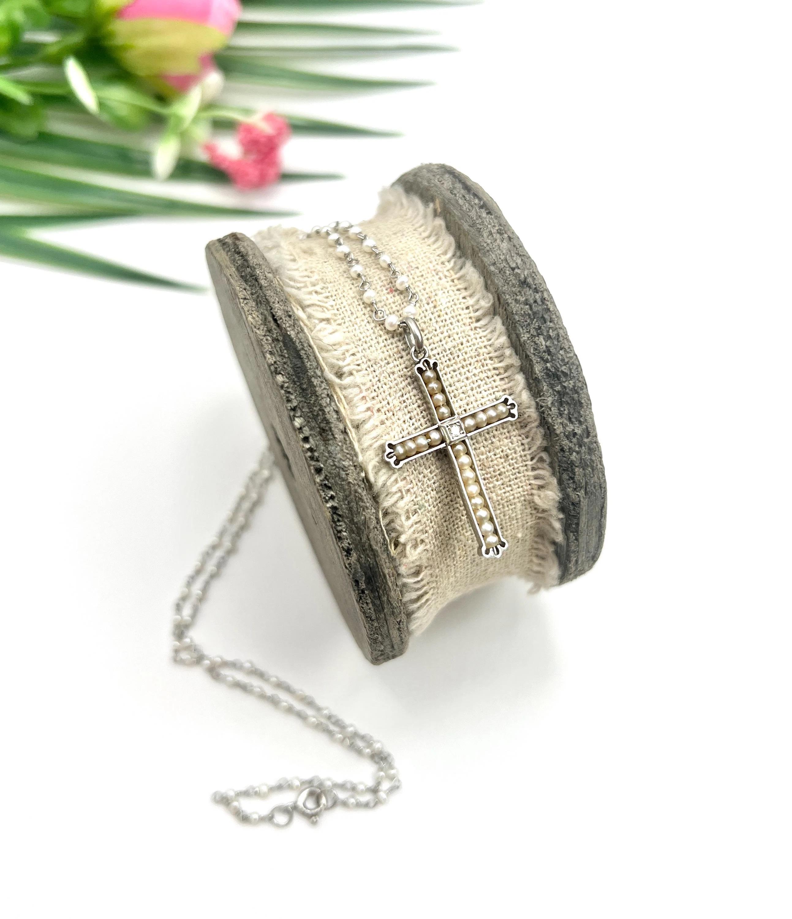 Collana con ciondolo a croce in platino, di epoca edoardiana, con perle e diamanti in vendita 4