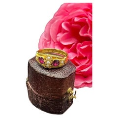 Anello vittoriano d'epoca in oro giallo 15 carati con granato almandino e perla, con punzone del 1899