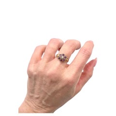 Anello antico in oro giallo 15 carati, in stile vittoriano, con granato almandino e perle a forma di margherita