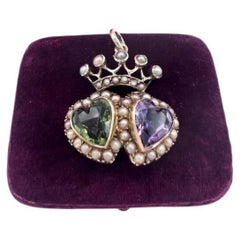 Ciondolo a forma di corona delle suffragette in oro 9 carati, con ametista, peridoto e perline