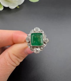 Anello vintage in oro 18 carati degli anni ’40 con smeraldi e diamanti a grappolo
