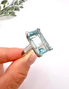 Cocktailring im Vintage-Stil aus Platin mit Aquamarin und Baguette-Diamanten aus den 1940er Jahren