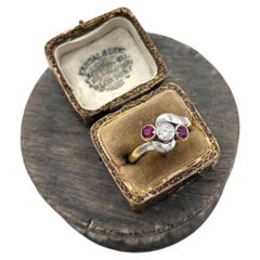Anillo «Trilogy» de oro de 18 quilates y platino con rubíes y diamantes, de diseño entrecruzado