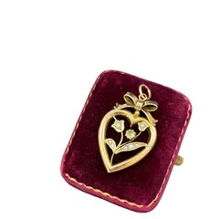 Antiker Anhänger aus 9-Karat-Gelbgold im edwardianischen Stil mit Peridot und Saatperlen in Herzform