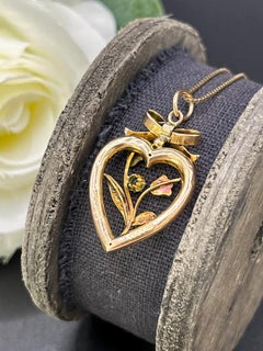 Antiker Anhänger aus 9-Karat-Gelbgold im edwardianischen Stil mit Peridot und Saatperlen in Herzform