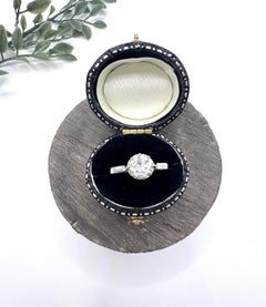 Bague de fiançailles ancienne en platine, poinçonnée en France, sertie d'un diamant unique de 0.66 carat