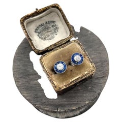 Vintage-Ohrstecker aus 18-karätigem Weißgold mit Saphir und Diamanten im „Target“-Design