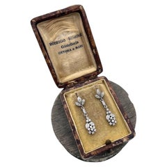 Boucles d'oreilles vintage en or 18 carats, des années 1940, en forme de fleur pendante serties de diamants
