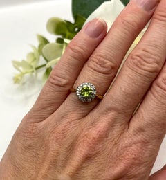 Bague vintage en or 18 carats, avec péridot et diamants disposés en grappe, poinçonnée à Londres en 1984