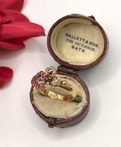 Bague ancienne en or 18 carats poinçonnée, ornée d'un cœur en rubis et de diamants, vers 1900