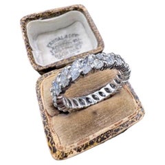 Anello eternity vintage in oro bianco 18 carati, anni '90, con diamanti taglio marquise per un totale di 2,40 carati