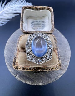 Antiker Ring aus 18-Karat-Gold im edwardianischen Stil mit Cabochon-Mondstein und Diamanten