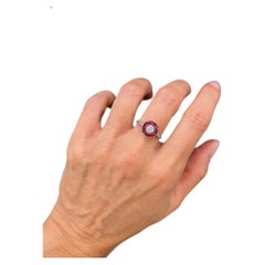 18-Karat-Gold und Platin, Ring im Art-Déco-Stil mit kalibrierten Rubinen und Diamanten in Zielform