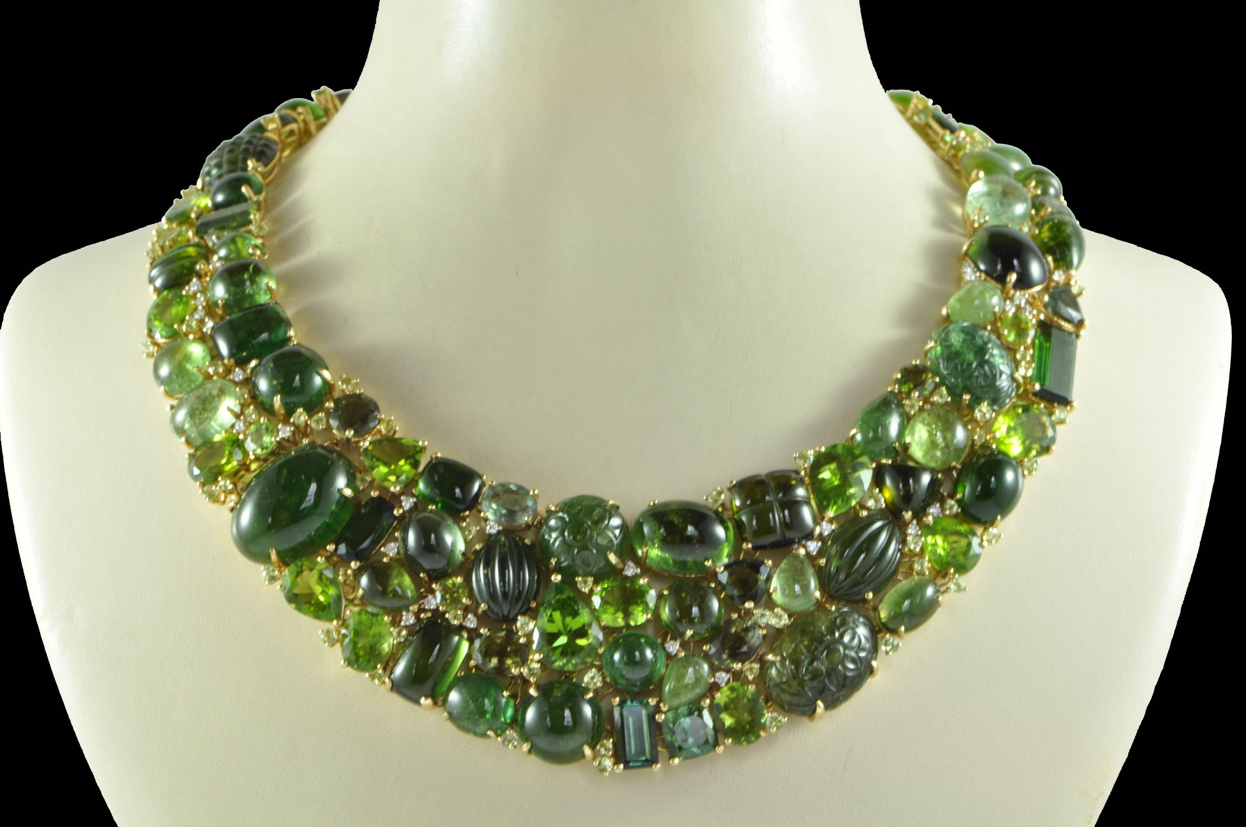 Collier aus grünem Turmalin:: Peridot und Diamanten:: besetzt mit gemischten Steinen im Phantasieschliff:: 18 Karat Gold