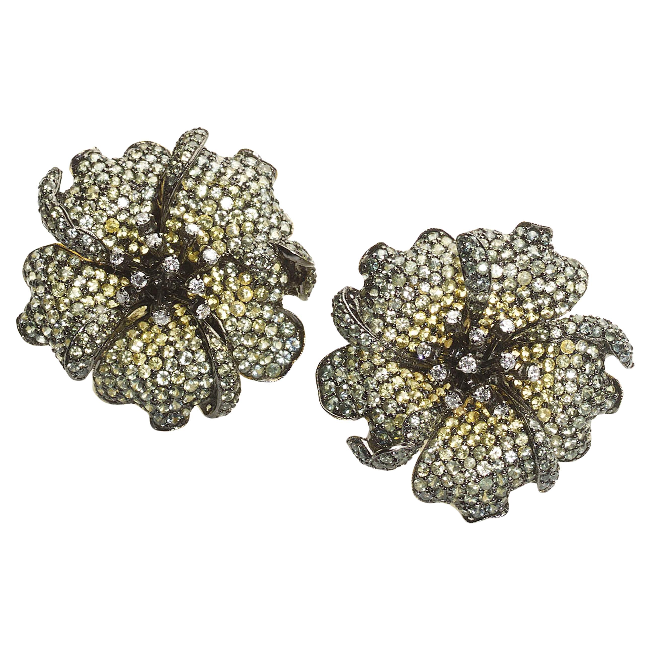 Boucles d'oreilles modernes en forme de fleur en or, diamants et saphirs verts et jaunes