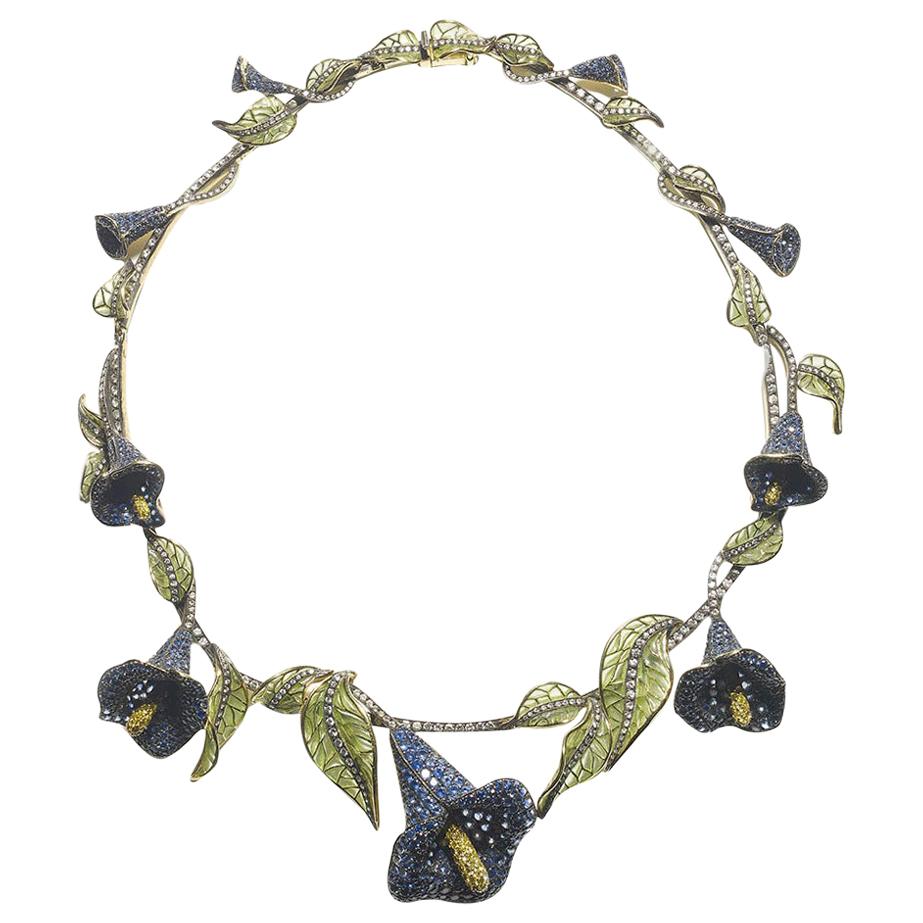 Moira Collana con diamanti e zaffiri Plique à Jour, smaltata in argento e oro.
