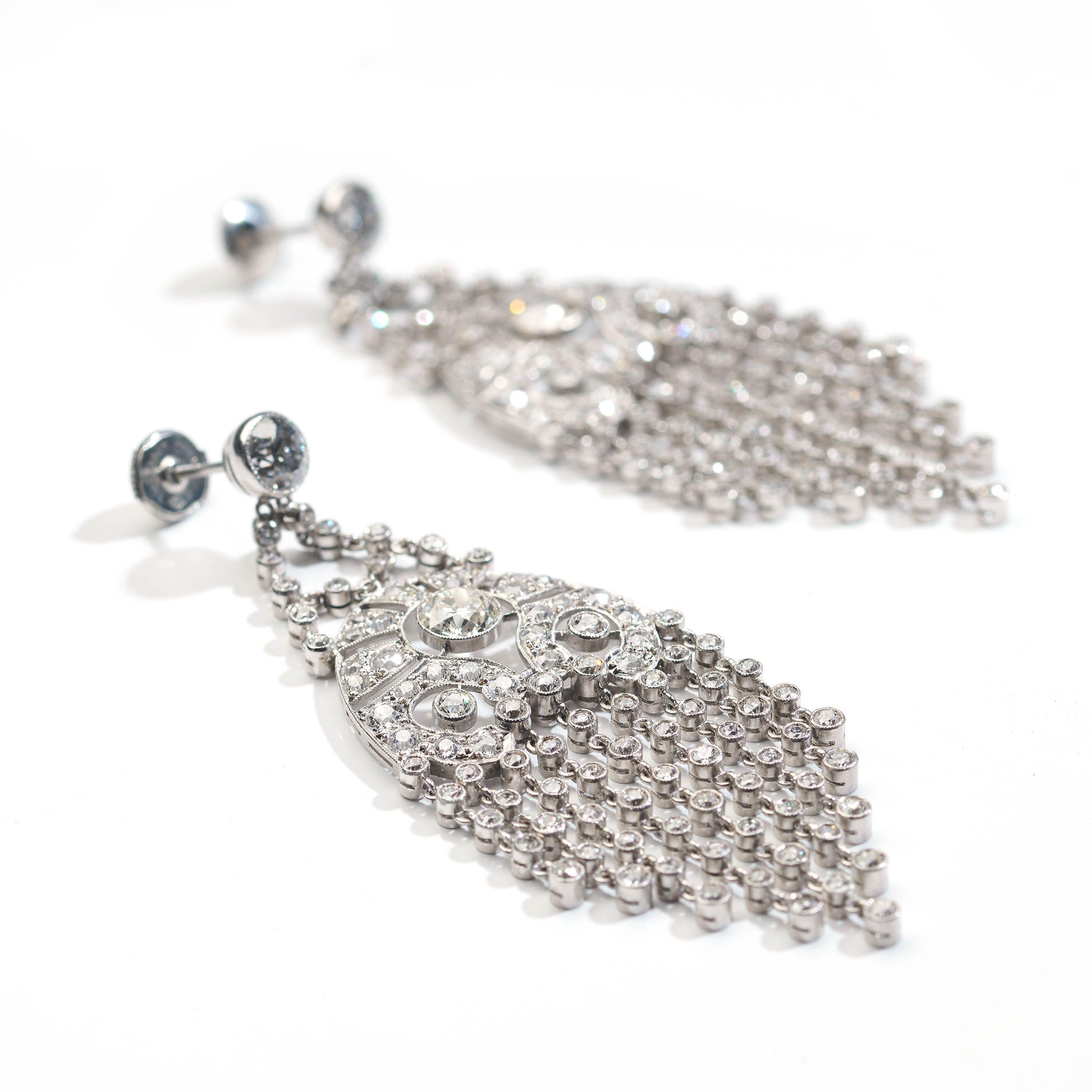 Art déco Boucles d'oreilles pendantes à franges en diamant et platine, Circa 1935, 6,93 carats en vente