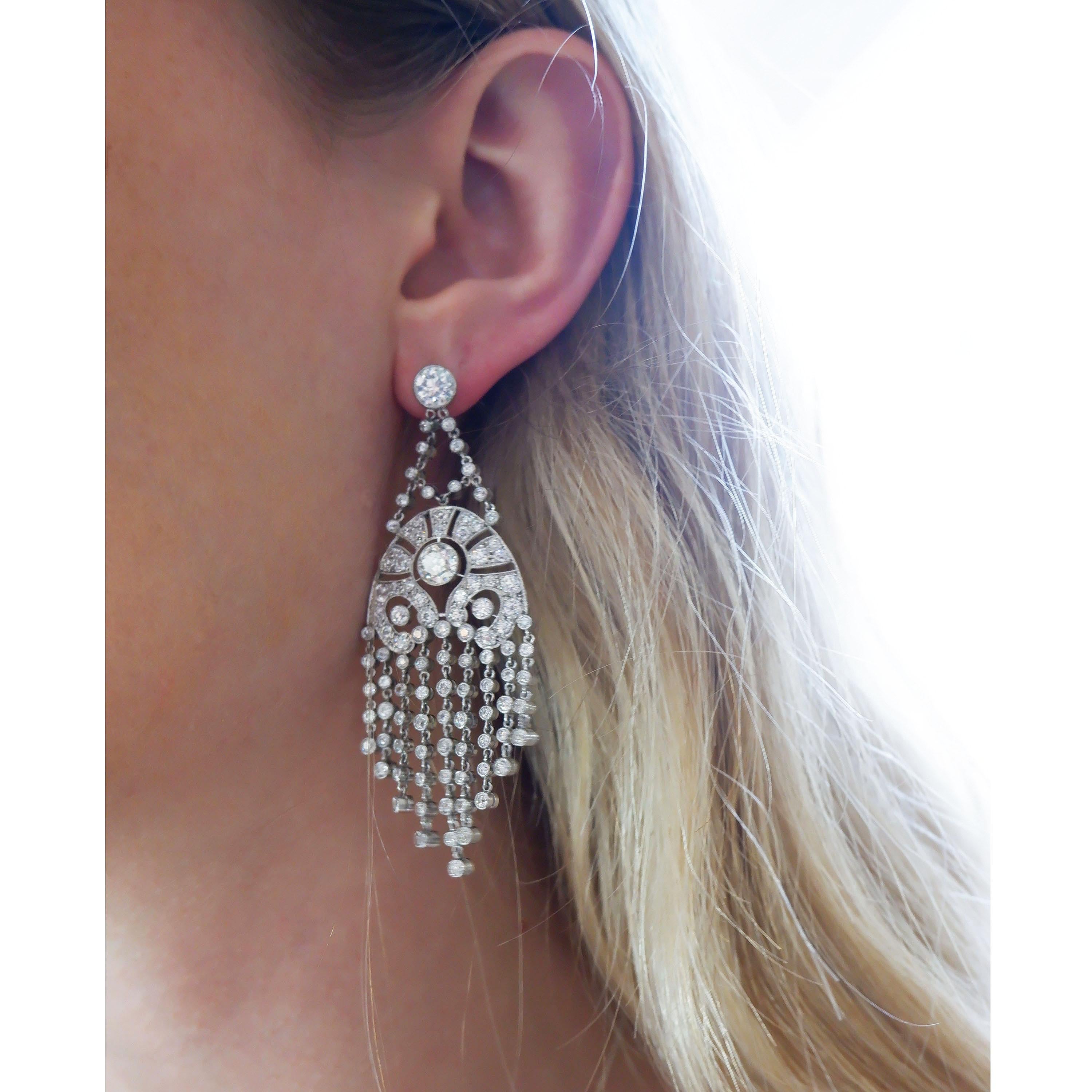 Boucles d'oreilles pendantes à franges en diamant et platine, Circa 1935, 6,93 carats en vente 1