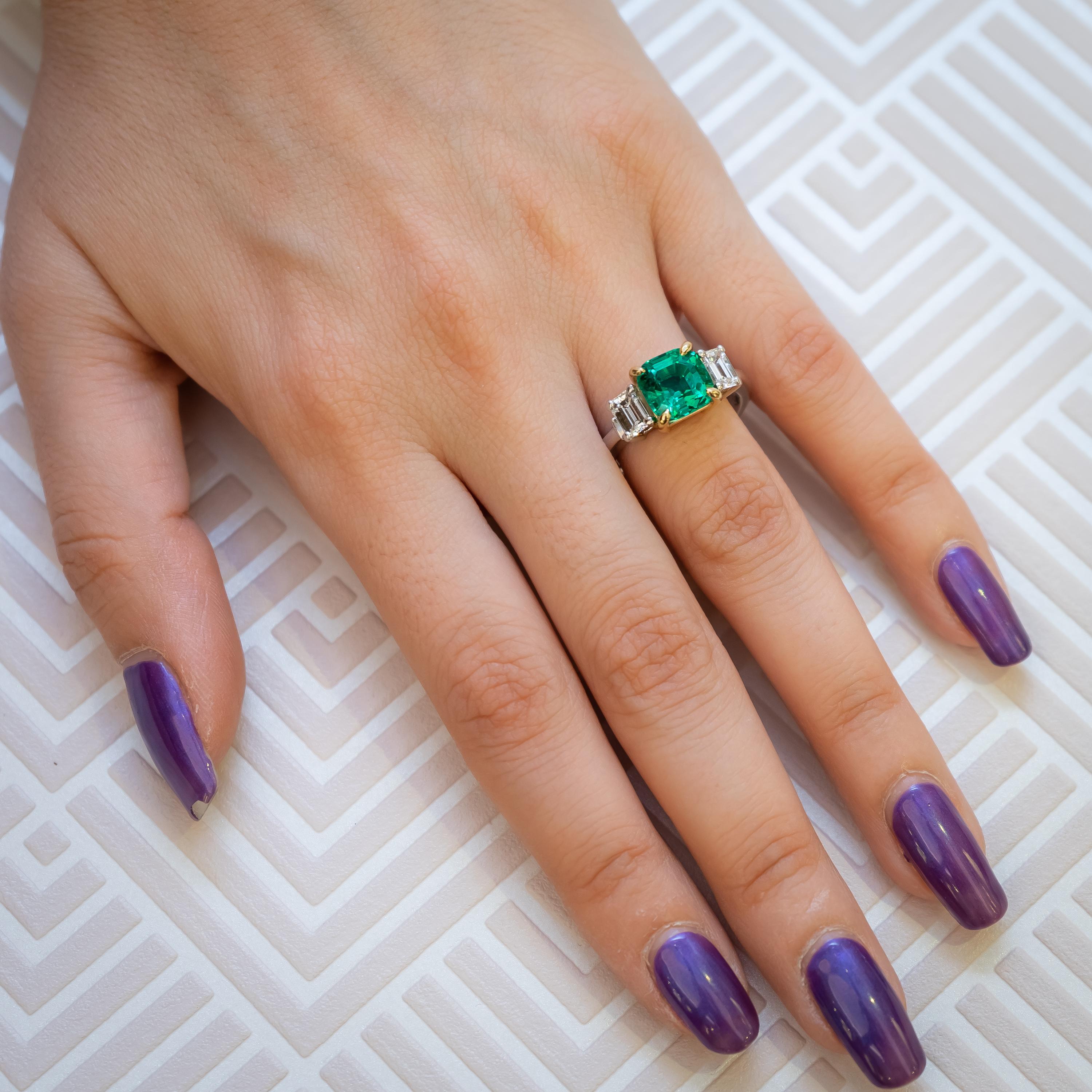 Aletto Brothers Bague en émeraude de Colombie, diamant, platine et or, circa 2000 Pour femmes en vente