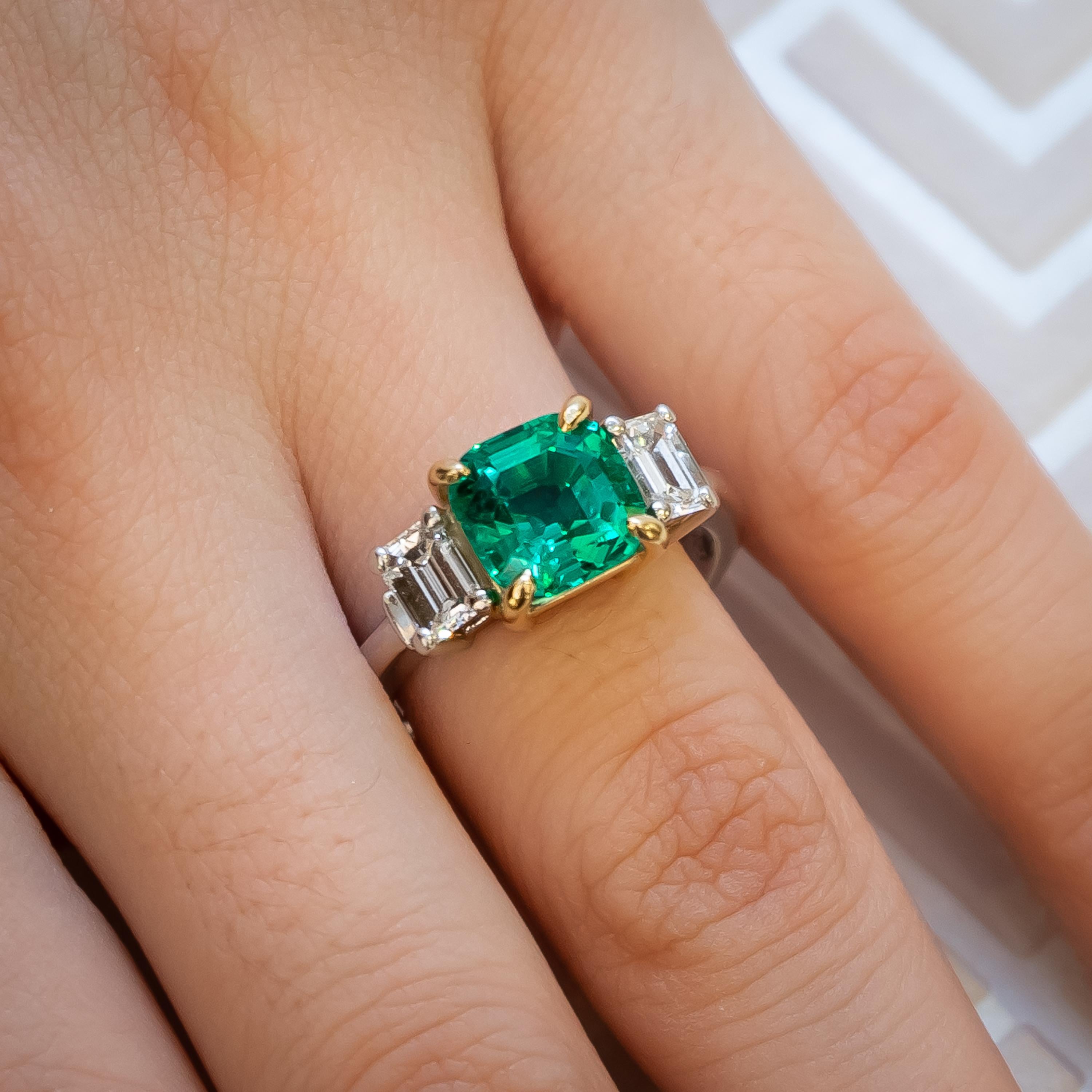 Aletto Brothers Bague en émeraude de Colombie, diamant, platine et or, circa 2000 en vente 3