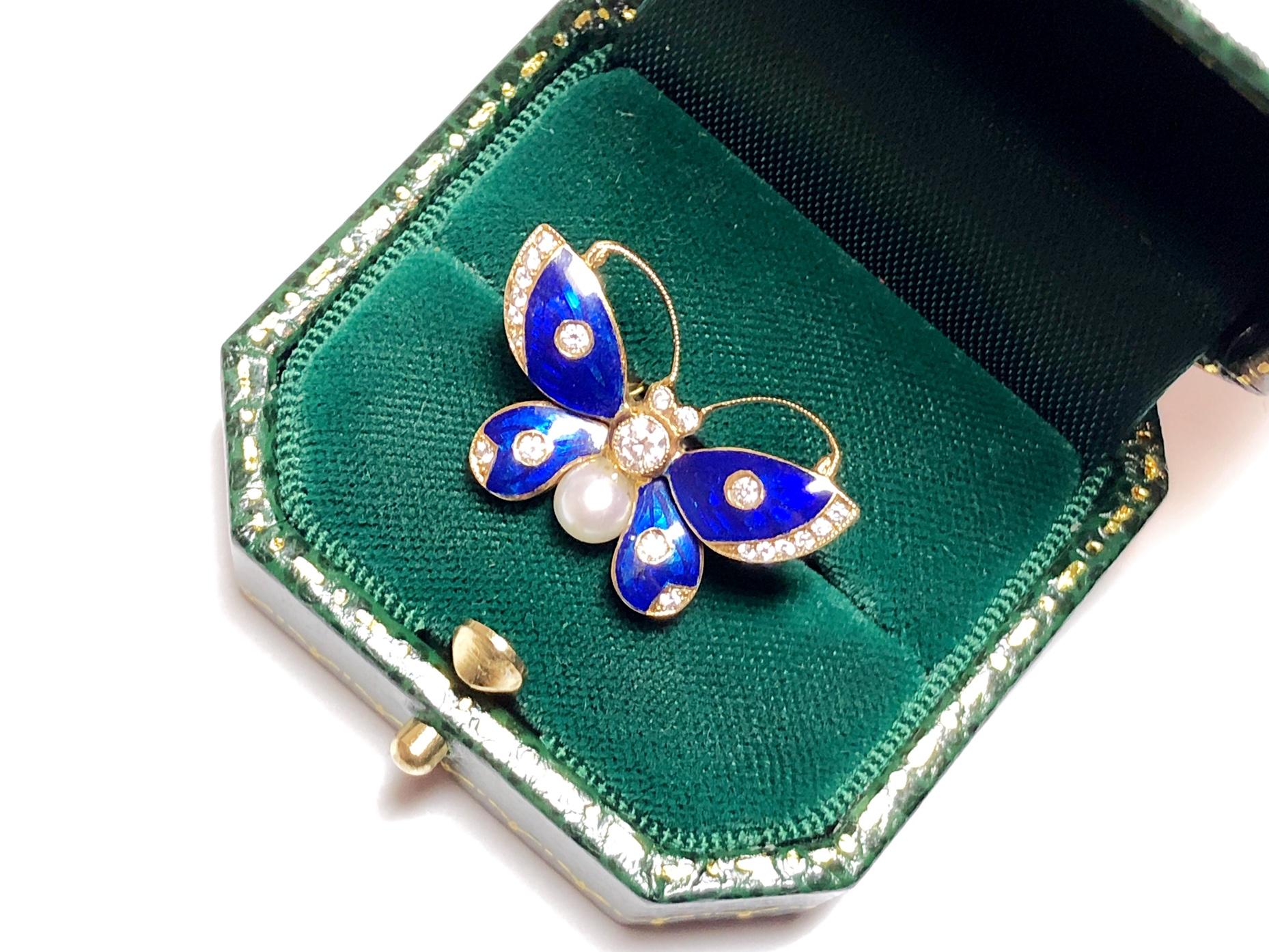Moderno Anello moderno con smalto blu Basse Taille, diamanti e farfalla d'oro in vendita