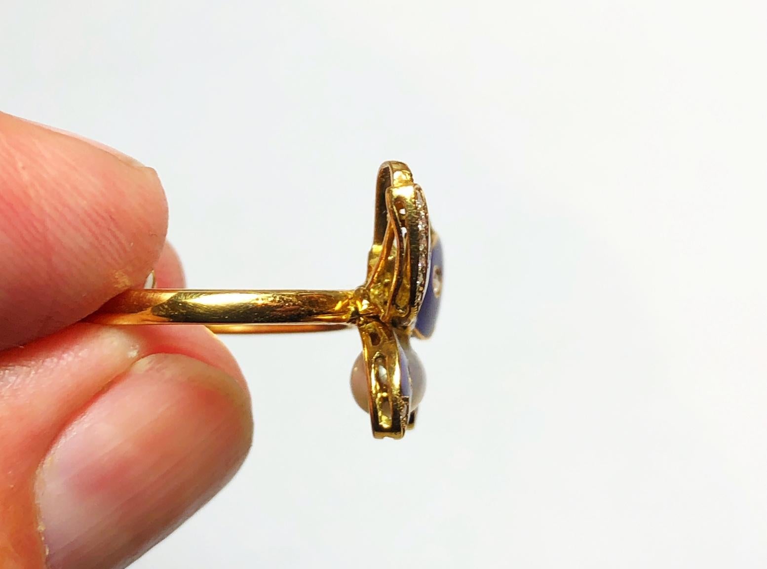 Anello moderno con smalto blu Basse Taille, diamanti e farfalla d'oro in vendita 2