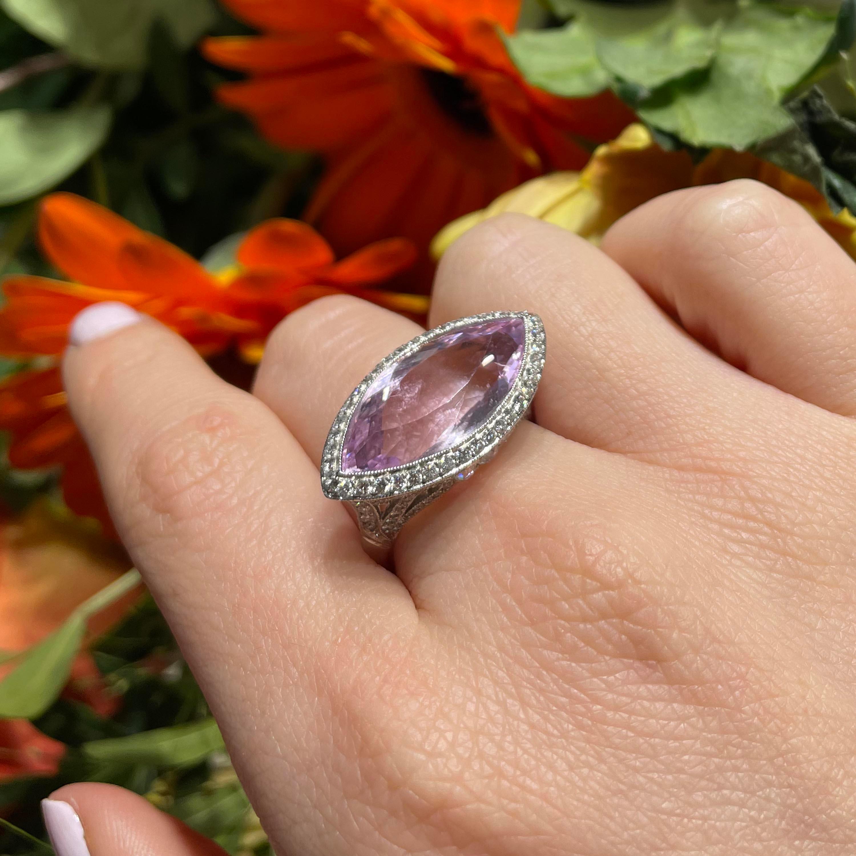 Donna Anello moderno con navette di Kunzite, diamanti e platino in vendita