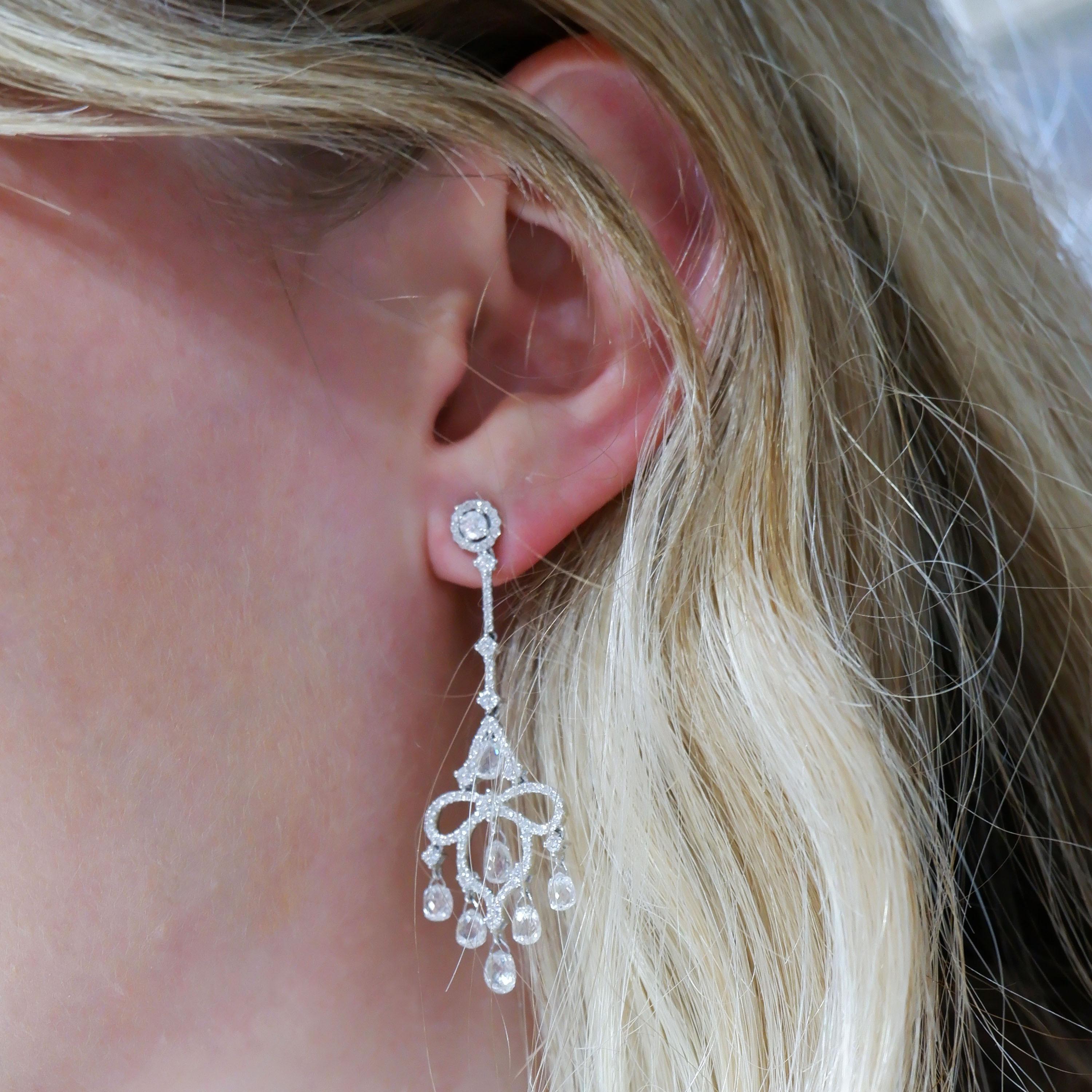Un paio di moderni orecchini a goccia con diamanti briolette e oro bianco, con diamanti rotondi taglio brillante incastonati a micro pavé e gocce traforate, incastonate con diamanti rotondi taglio brillante, che sospendono pendenti di diamanti