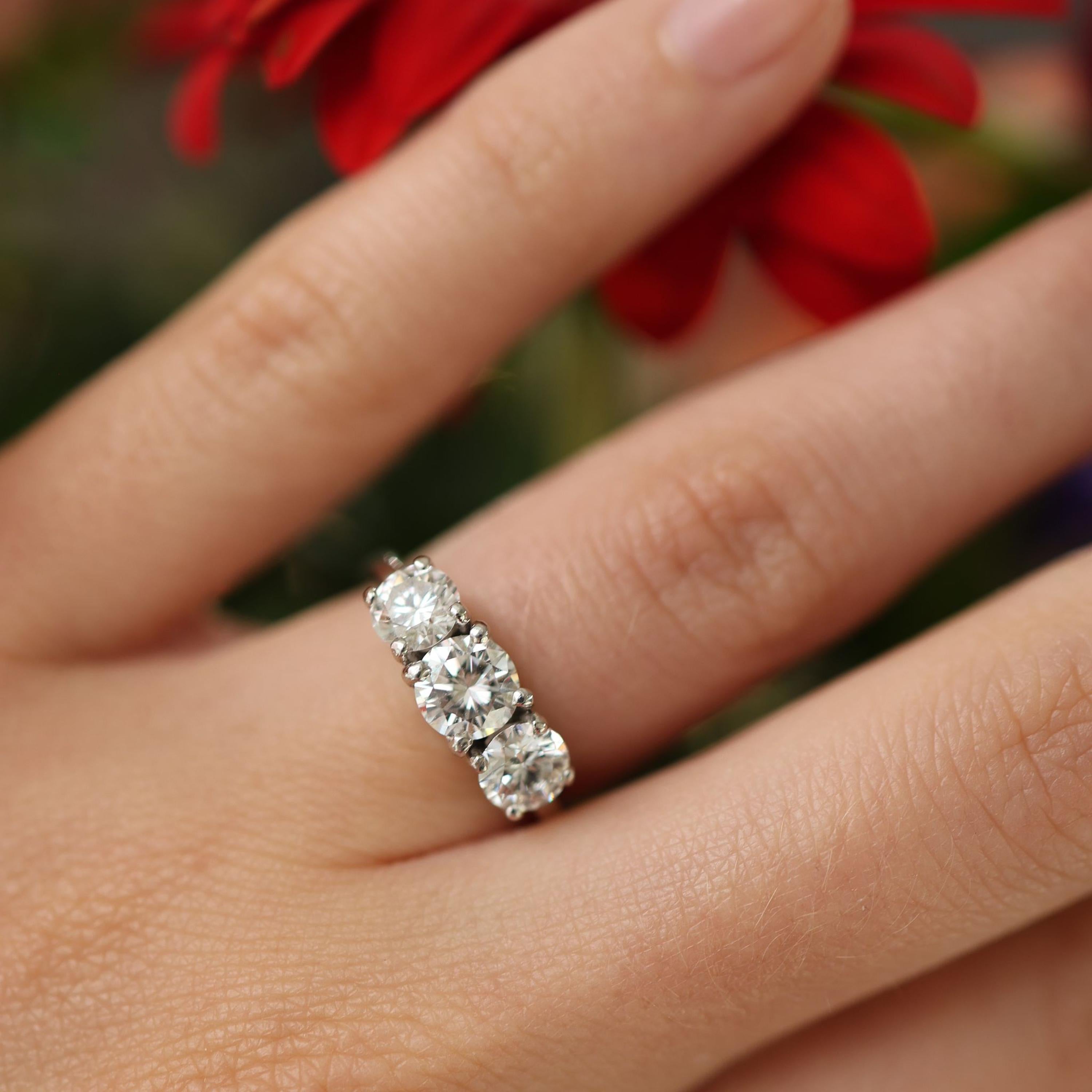 Un moderno anello con tre pietre di diamante, con tre diamanti rotondi taglio brillante, per un peso totale stimato di 1,60 ct, con montatura a griffe, montato in platino, USA 900 platino.

Questo moderno anello con tre pietre di diamante e platino