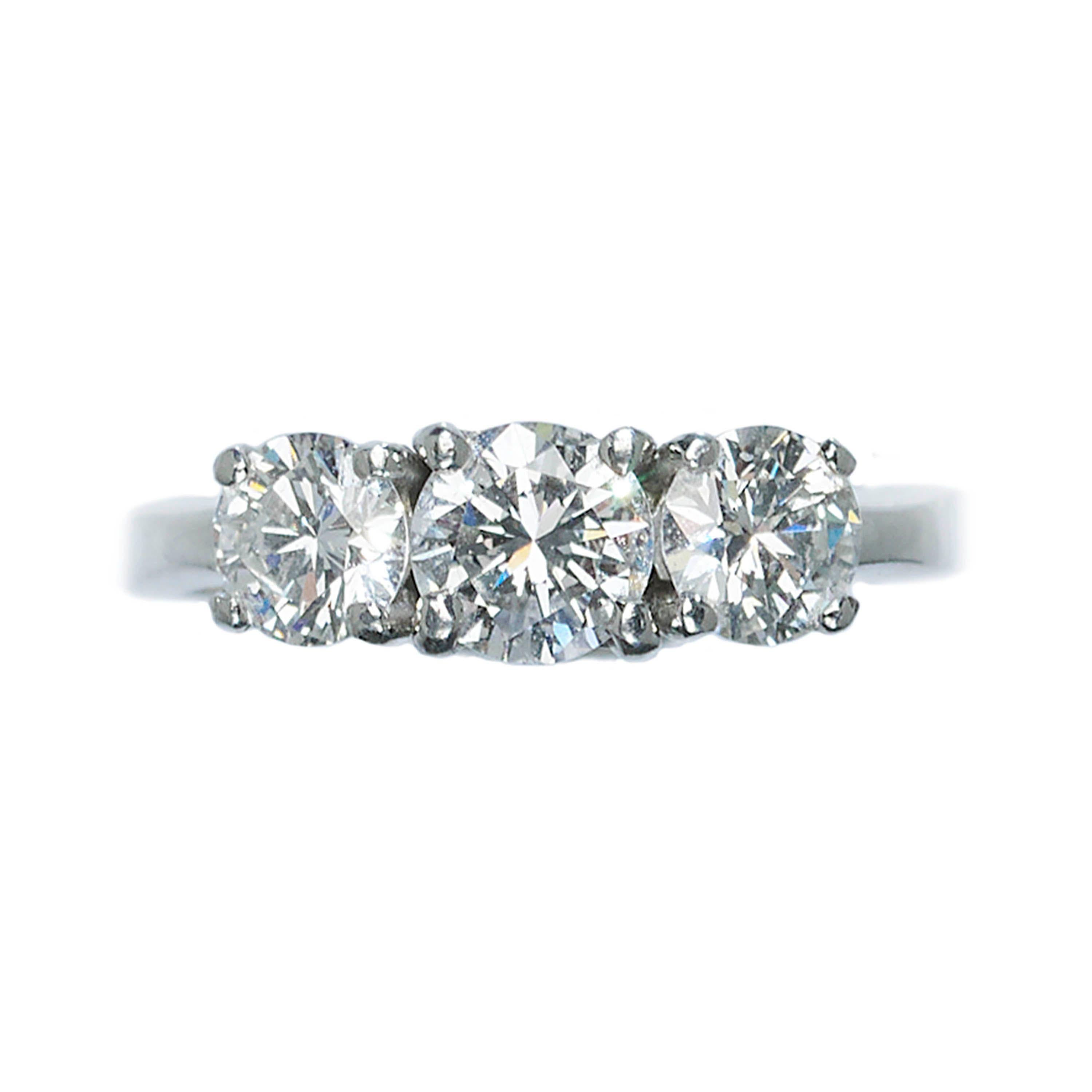 Moderno Anello moderno con tre pietre di diamante e platino, 1,60 carati in vendita