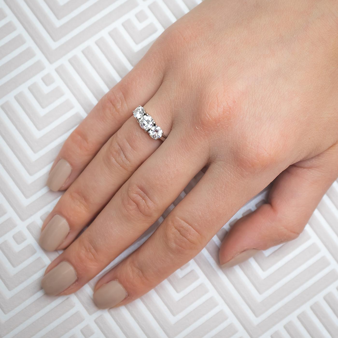 Taglio brillante Anello moderno con tre pietre di diamante e platino, 1,60 carati in vendita
